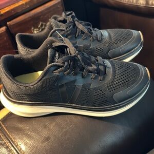VIONIC unisex limitless sneaker in black 9 womans / 7.5 mens
